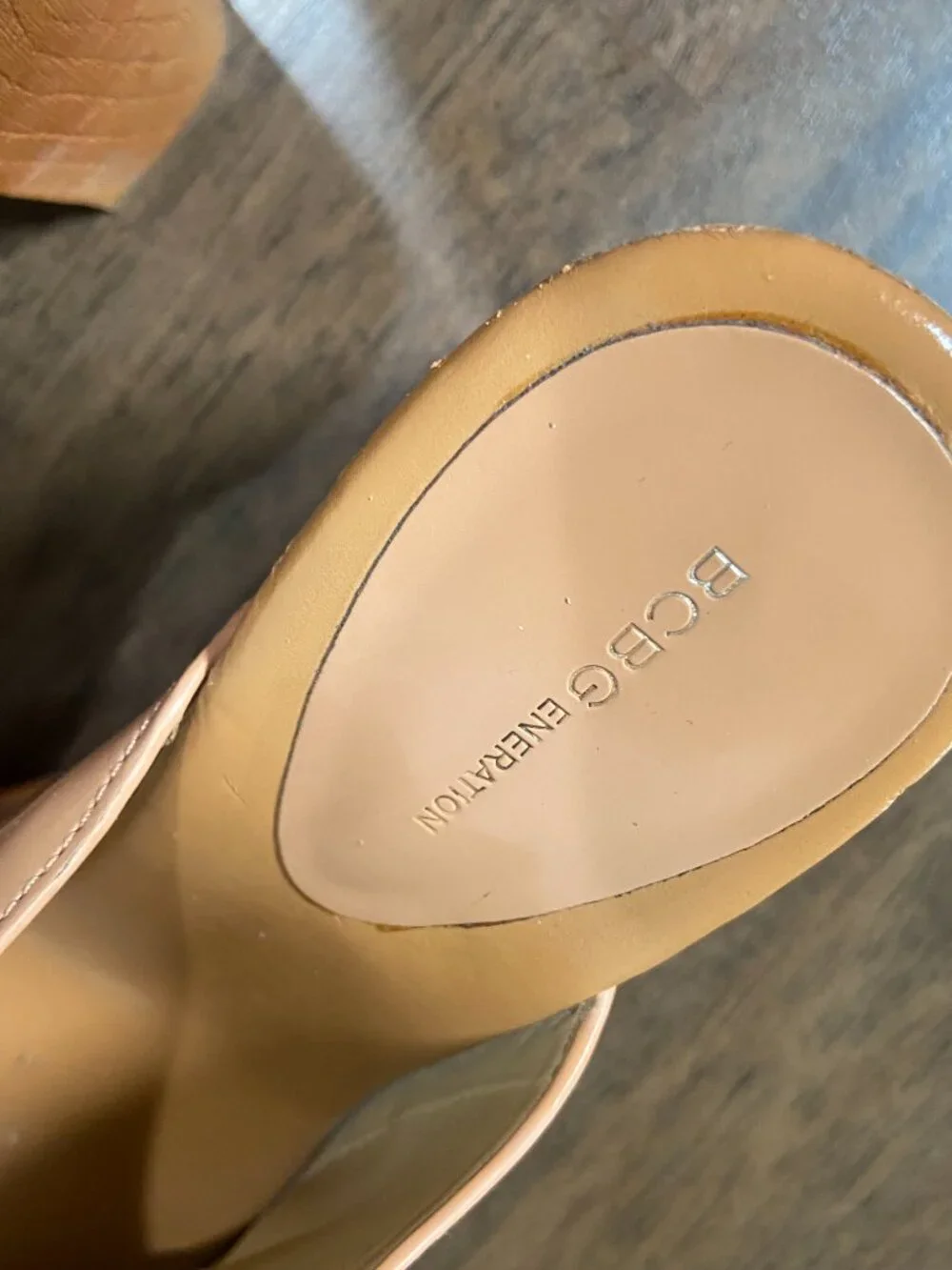 BCBG Karena Platform Clog Mules Tan Patent Studded Wooden Heel Y2K Size 10